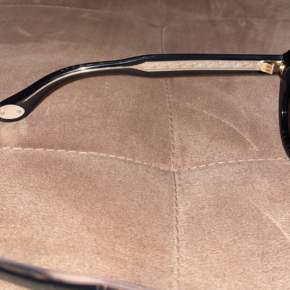 Too big for my face - Picture 4 of 11